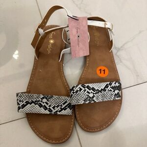 Stay on trend with these sandals. Nice way to dress up a look and have cushio